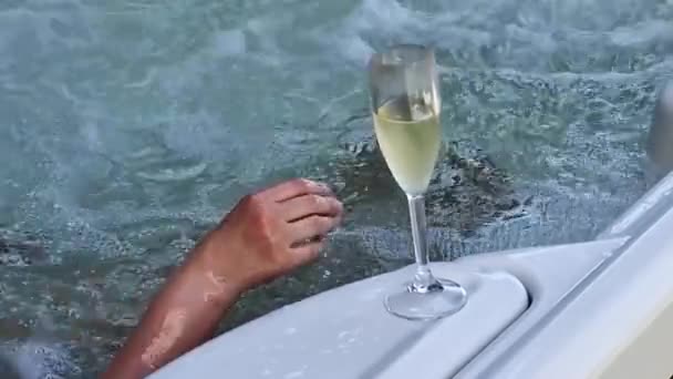 Kvinna Ett Varmt Bubbelbad Tar Ett Glas Champagne För Att — Stockvideo