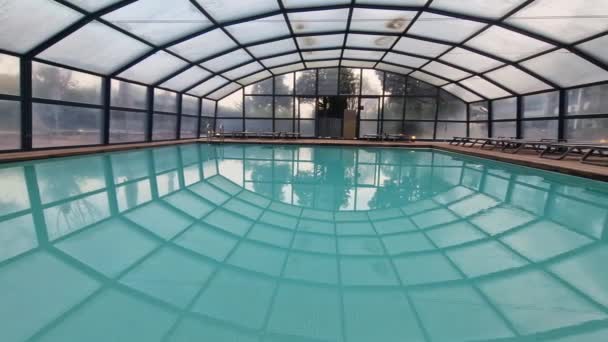 Güzel Modern Lüks Bir Havuz Cam Çatılı Ahşap Döşemeli Insanlar — Stok video