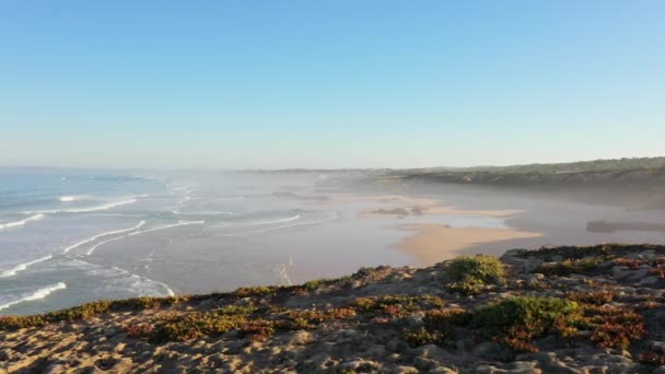 Letecký Výhled Pláž Praia Malhao Při Východu Slunce Mlhou Oparem — Stock video