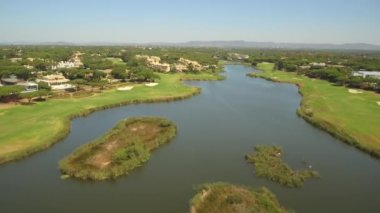 Quinta de Lago 'daki çayırların ve manzaraların üzerinde bir dron ile havadan video çekimi. San Lorenzo Portekiz Algarve. Yüksek kalite 4k görüntü