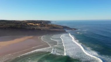 Portekiz 'de güneş doğarken Praia do Malhao sahilinin sisli ve sisli görüntüsü. Yüksek kalite 4k görüntü