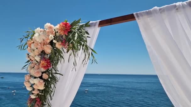 Bröllopsinredning Strandmiljö Vid Havet Blommig Båge Solig Sommar Bröllop Detaljer — Stockvideo