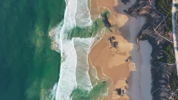 驚くべき美しさの青い波で海岸の上を飛行するドローン 高品質の4K映像 — ストック動画