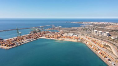Sines Setubal, Portekiz 'deki ticari liman, ticari lojistik ve ulaşım sanayiinin konteynır kargo terminalinin hava görüntüsü. Yüksek kalite 4k görüntü