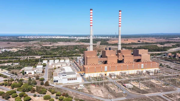 西内斯市一座燃煤发电厂的空中景观 俯瞰着葡萄牙的大海 高质量的4K镜头 免版税图库图片