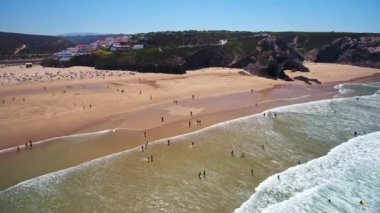 Alentejo kasabası yakınlarındaki deniz ve sahil insansız hava aracı tarafından çekilen hava görüntüleri. Yüksek kalite 4k görüntü