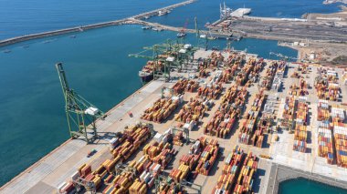 17 Ekim 2023 Sines Setubal, Portekiz 'deki ticari liman, ticari lojistik ve ulaşım sanayisinin konteynır kargo terminalinin hava görüntüsü. Yüksek kalite 4k görüntü