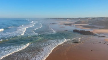 Malyao sahilinin sörf ve yürüyüş için popüler bir hava manzarası. Dalgaların üstünde. Yüksek kalite 4k görüntü