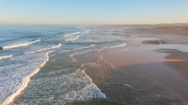 Dalgaların üstesinden gelen denizdeki bir sörfçünün alçaktan üstgeçişi. Yüksek kalite 4k görüntü