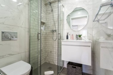Banyo, duş bölmesi ve el yıkama leğeni olan modern banyo tasarımı. Ceset yıkama malzemeleri. Yüksek kalite fotoğraf