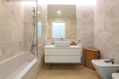 Banyo, duş bölmesi ve el yıkama leğeni olan modern banyo tasarımı. Yüksek kalite fotoğraf