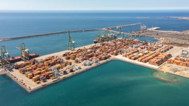 Sines Setubal, Portekiz 'deki ticari liman, ticari lojistik ve ulaşım sanayiinin konteynır kargo terminalinin hava görüntüsü. Yüksek kalite 4k görüntü
