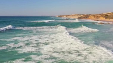 Portekiz 'de güneş doğarken Praia do Malhao sahilinin sisli ve sisli görüntüsü. Yüksek kalite 4k görüntü