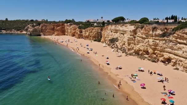Deliciosa Praia Paradisíaca Portuguesa Com Água Azul Turquesa Areia Limpa — Vídeo de Stock