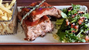 Lezzetli et yemeği domuz pirzolası, yanında patates kızartması ve salata. - Evet. Yüksek kaliteli FullHD görüntüler