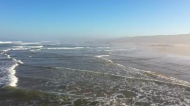 Portekiz 'de güneş doğarken Praia do Malhao sahilinin sisli ve sisli görüntüsü. Yüksek kalite 4k görüntü