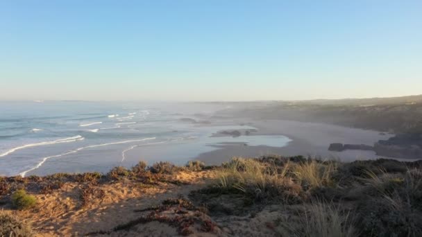 ポルトガルの霧と危険で日の出にマラオビーチを行うプラリアの空中ビュー 高品質の4K映像 — ストック動画
