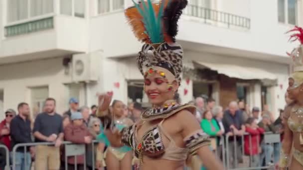 巴西女人穿着时髦的孔雀羽毛服装在一个有趣的嘉年华庆典上跳桑巴 葡萄牙Loule 2023年2月16日 优质Fullhd影片 — 图库视频影像