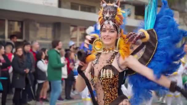 Brasiliansk Kvinna Dansar Samba Rolig Karneval Fest Elegant Traditionell Påfågel — Stockvideo
