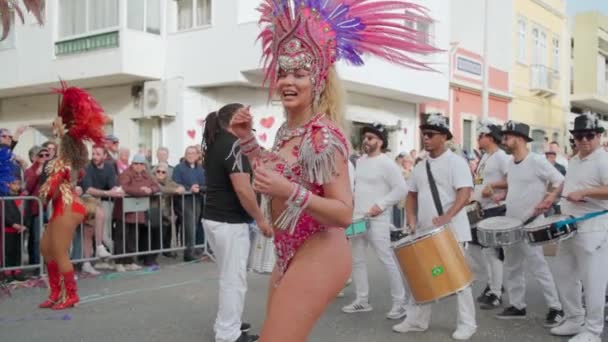 Mujer Brasileña Bailando Samba Una Divertida Celebración Carnaval Con Elegante — Vídeo de stock