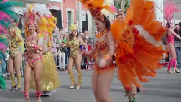 ブラジルの女性は スタイリッシュな伝統的なピーコックフェザーコスチュームで楽しいカーニバルのお祝いでサンバを踊ります ポルトガル ルール2023年2月16日 高品質のフルHd映像 — ストック動画