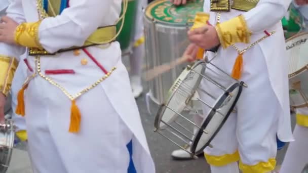 Grupo Bateristas Tocando Música Rítmica Sambo Durante Una Procesión Carnaval — Vídeo de stock