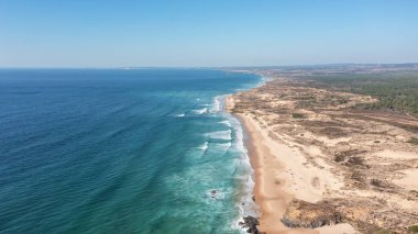 Malhao sahilinin sörf ve tatil turistleri için popüler bir hava manzarası. Kuş bakışı görüş. Yüksek kalite 4k görüntü