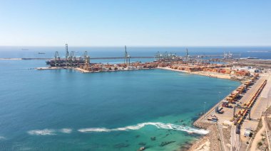 Sines Setubal, Portekiz 'deki ticari liman, ticari lojistik ve ulaşım sanayiinin konteynır kargo terminalinin hava görüntüsü. Yüksek kalite 4k görüntü