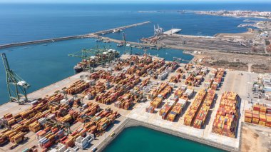17 Ekim 2023 Sines Setubal, Portekiz 'deki ticari liman, ticari lojistik ve ulaşım sanayisinin konteynır kargo terminalinin hava görüntüsü. Yüksek kalite 4k görüntü