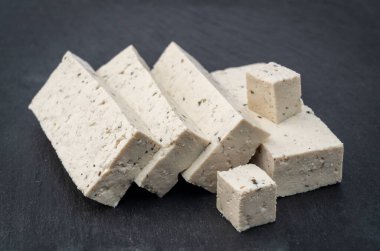 Yosun tofusu, yakın plan taş bir tahtada dilimlenmiş. Yüksek kalite fotoğraf