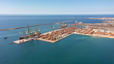 Sines Setubal, Portekiz 'deki ticari liman, ticari lojistik ve ulaşım sanayiinin konteynır kargo terminalinin hava görüntüsü. Yüksek kalite 4k görüntü