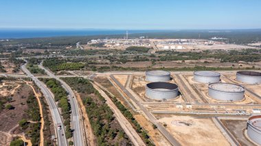Petrol depolama tankları, hava manzarası, petrol ve gaz depolama tankları, petrol rafinerisi kimyasal ürünleri. Yüksek kalite 4K görüntü. Portekiz Sinemaları