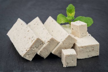 Deniz yosunlu soya peyniri ve yakın planda yeşil nane yaprakları. Yüksek kalite fotoğraf