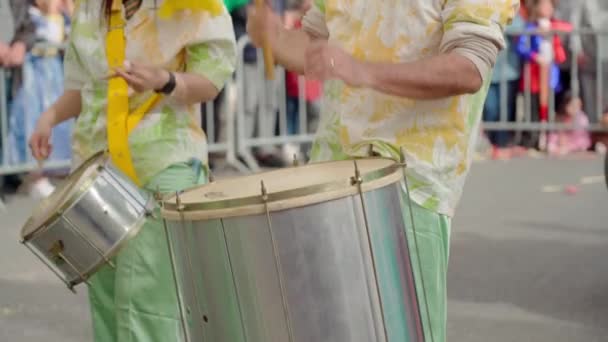 Een Groep Drummers Die Ritmische Sambo Muziek Spelen Tijdens Een — Stockvideo