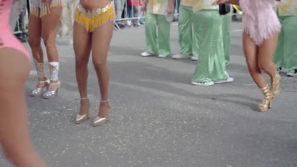 スーツに優雅な脚と美しい靴は ゆっくりとした動きで楽しいカーニバルパレードでサンバを踊り 床に飾ります クローズアップ 高品質のフルHd映像 — ストック動画