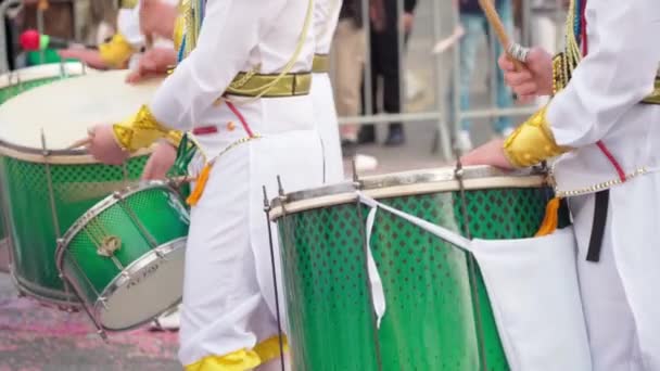 Een Groep Drummers Die Ritmische Sambo Muziek Spelen Tijdens Een — Stockvideo