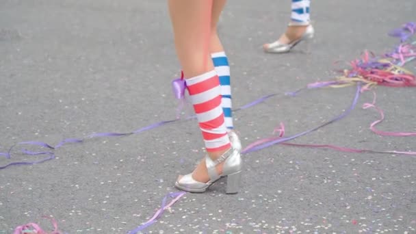 Mujeres Piernas Elegantes Trajes Zapatos Hermosos Bailando Samba Divertido Desfile — Vídeo de stock
