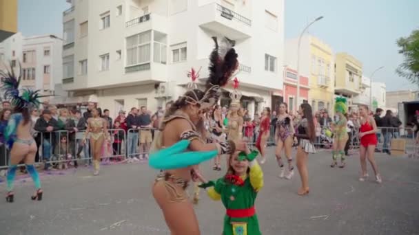 ブラジルの女性は スタイリッシュな伝統的なピーコックフェザーコスチュームで楽しいカーニバルのお祝いでサンバを踊ります ポルトガル ルール2023年2月16日 高品質のフルHd映像 — ストック動画