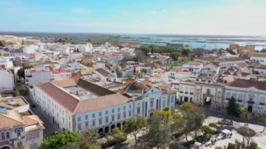 Geleneksel Portekiz okyanus kıyısındaki Faro şehrinin eski mimarisi insansız hava aracı tarafından filme alınmıştır. Arco de villa ve largo de se. Arka planda Ria formosa var. Yüksek kalite 4k görüntü