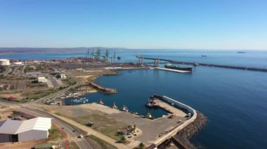 Portekiz 'in Sines kentindeki ticari liman, ticari lojistik ve ulaşım endüstrisinin kargo terminalinin insansız hava aracı tarafından çekilen hava görüntüsü. Yüksek kalite 4k görüntü