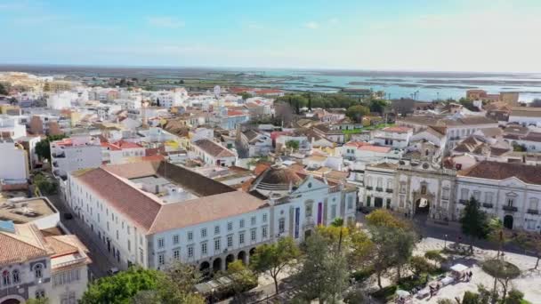 伝統的なポルトガルの海洋フロントの都市ファロ ドローンで撮影された古い建築 アルコ ヴィラとシード バックグラウンドのリア フォルモサ 高品質の4K映像 — ストック動画