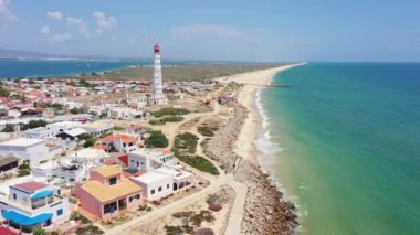 Portekiz 'in güney kıyısındaki Algarve turizm bölgesinde bulunan Ilha do Farol deniz feneri adasının hava manzarası. Ria Formosa manzarası. Yüksek kalite 4k görüntü
