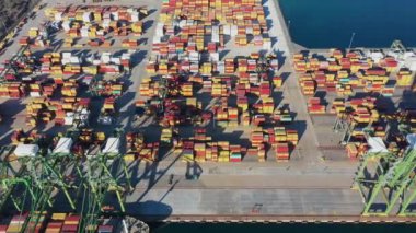 Portekiz 'in Sines kentindeki ticari liman, ticari lojistik ve ulaşım endüstrisinin kargo terminalinin insansız hava aracı tarafından çekilen hava görüntüsü