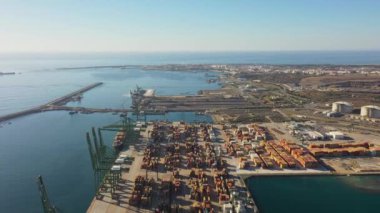 Portekiz, Sines 'teki ticari liman, ticari lojistik ve ulaşım endüstrisinin konteynır kargo terminalinin hava aracı görüntüleri. Arka plandaki şehir