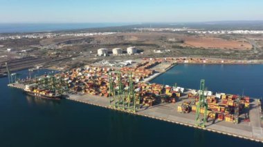 Portekiz 'in Sines kentindeki ticari liman, ticari lojistik ve ulaşım endüstrisinin kargo terminalinin insansız hava aracı tarafından çekilen hava görüntüsü. Yüksek kalite 4k görüntü