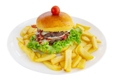 Kızarmış sosis ve kızarmış patates kızartmasının çifte klasik hamburgeri. Beyaz bir arka planda izole edilmiş. Yüksek kalite fotoğraf