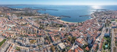 Sines Alentejo Portugal kıyı kasabasının insansız hava aracı tarafından çekilen panoramik hava görüntüsü. Yüksek kalite fotoğraf