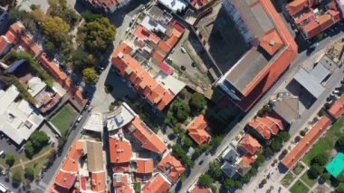 Atlantik kıyısındaki eski Portekiz Sines kasabasının insansız hava aracı görüntüleri. Yüksek kalite 4k görüntü