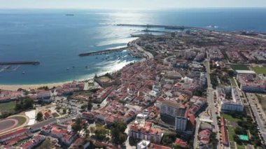 Sines şehrinin hava manzarası, Setubal Alentejo Portekiz Avrupa. Eski kasaba balıkçı limanının havadan görünüşü, tarihi merkez ve kale. - Evet. Yüksek kalite 4k görüntü