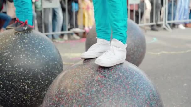 カーニバルパレードの若者たちは 素晴らしいバランスを示し 人々を笑わせる球を歩いています 高品質のフルHd映像 — ストック動画